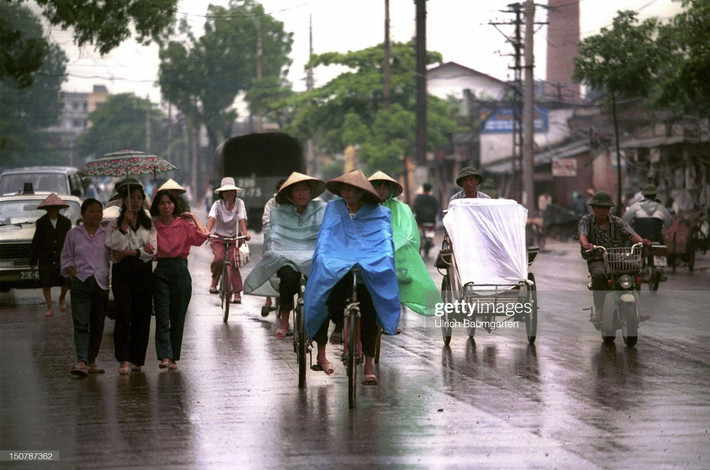 Một ngày mưa ở Hà Nội năm 1994. Ảnh được chụp ở đường Giảng Võ, gần ngã tư Giảng Võ - Cát Linh. Có thể thấy ống khói của nhà máy gạch Đại La cũ (ống khói Cát Linh) ở góc phải.
