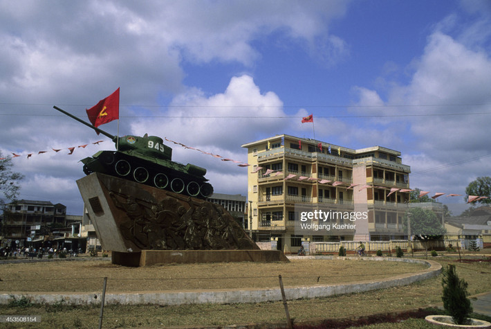 Tượng đài Chiến thắng Buôn Ma Thuột ở trung tâm thị xã Buôn Ma Thuột, Đắk Lắk năm 1992. Ảnh: Wolfgang Kaehler/ Getty Images.