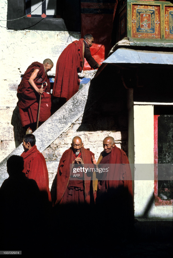 Các Lạt ma ở tu viện Drepung, phía Tây Lhasa.