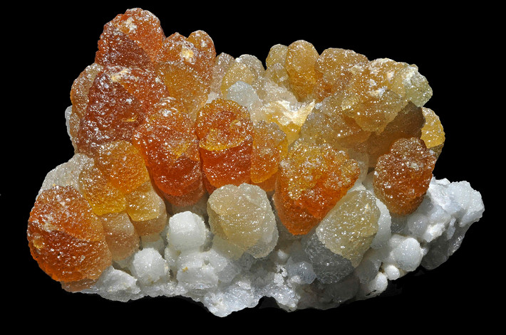 Zincite là dạng khoáng chất của oxit kẽm, có thể được tạo ra như một sản phẩm phụ của quá trình nấu chảy kẽm. Dạng tinh thể của nó rất hiếm trong tự nhiên.