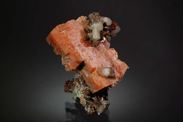 Serandite thuôc nhóm khoáng vật silicat mạch canxi chứa một lượng nhỏ các nguyên tố sắt, magiê, và mangan ở vị trí thay thế cho canxi. Đôi khi nó được sử dụng như đá quý.