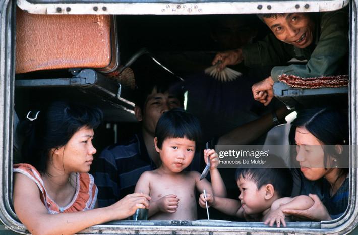 Trong một khoang giường năm của tàu Bắc - Nam, 1989.