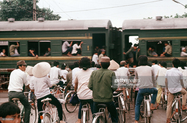 Người dân chờ đoàn tàu đi qua tại một điểm chắn tàu ở thành phố Hải Phòng, 1989.