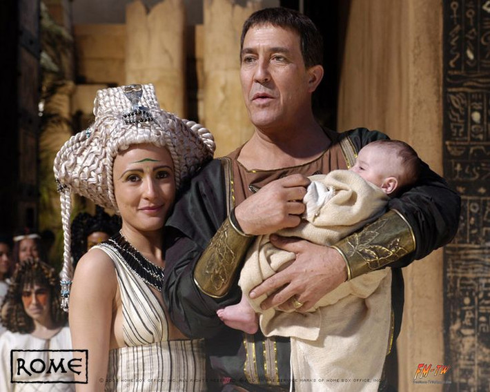 Năm 47 TCN, Cleopatra sinh hạ cho Caesar một người con trai, được đặt tên la Caesarion. Tuy vậy Caesar chưa bao giờ công khai thừa nhận đó là con của mình. Sau đó Cleopatra theo chân Caesar quay lại thành Rome.