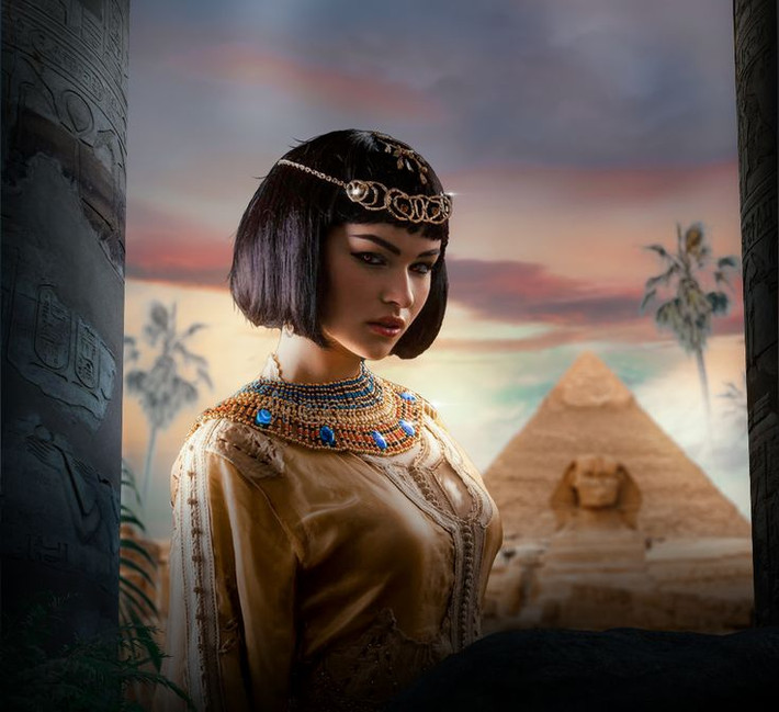 Không chỉ có nhan sắc hơn người, Cleopatra còn là một phụ nữ thông minh và một chính khách sắc sảo. Bà đã góp phần đã mang lại hòa bình và thịnh vượng cho một đất nước từng bị chia cắt, tàn phá bởi nội chiến.