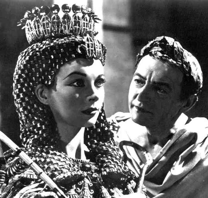 Năm 48 TCN, Ai Cập bị vướng vào cuộc xung đột tại La Mã giữa Julius Caesar và Pompey. Pompey bỏ chạy tới thủ đô Alexanderia của Ai Cập và bị giết chết theo lệnh của Ptolemy. Caesar đuổi theo, và tại đây ông cùng nữ hoàng Cleopatra trở thành tình nhân.
