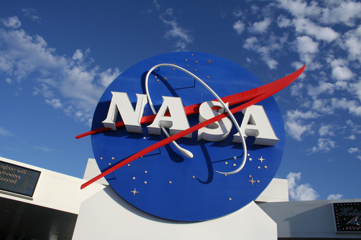 NASA - Cơ quan Hàng không và Vũ trụ Quốc gia (National Aeronautics and Space Administration) của Mỹ là tổ chức được cả thế giới biết đến như nhà tiên phong trong công cuộc chinh phục vũ trụ của loài người. Không phải cũng biết về sự hoàn cảnh ra đời của tổ chức này.