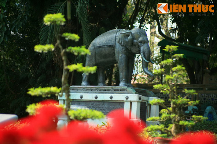 Bức tượng là một điểm chụp ảnh lưu niệm ưa thích của trẻ em mỗi khi ghé thăm Thảo Cầm Viên Sài Gòn.