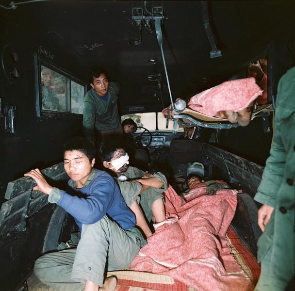 Trên một xe chở thương binh.