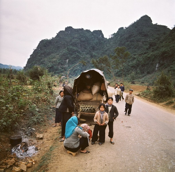 Người dân nghỉ ngơi ven đường trên hành trình sơ tán.