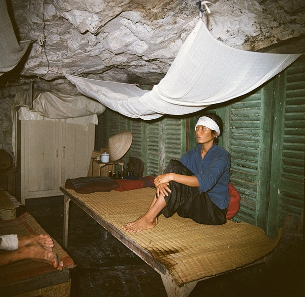 Khuôn mặt thẫn thờ của một người phụ nữ bị thương nhẹ.
