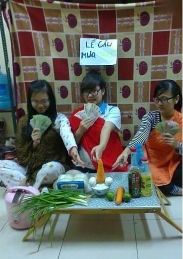 Các bạn gái "ế" cũng cầu mưa.