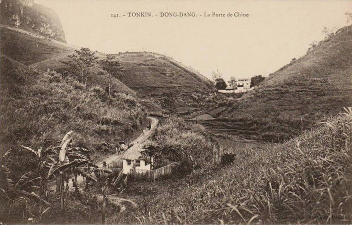 Trong hàng nghìn năm lịch sử, Ải Nam Quan đã gắn với nhiều biến động trong quan hệ giữa hai triều đại phong kiến Việt Nam - Trung Quốc. Phần đất thuộc lãnh thổ Việt Nam gần Ải Nam Quan cuối thế kỷ 19.