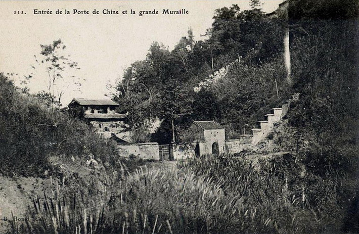 Sau chiến tranh, phía Việt Nam và nhà Thanh đã xây hai cánh cổng đối diện nhau ở Ải Nam Quan. Trong ảnh, cánh cổng nhỏ (bên phải) là của Việt Nam, cánh cổng lớn (bên trái) là của nhà Thanh.