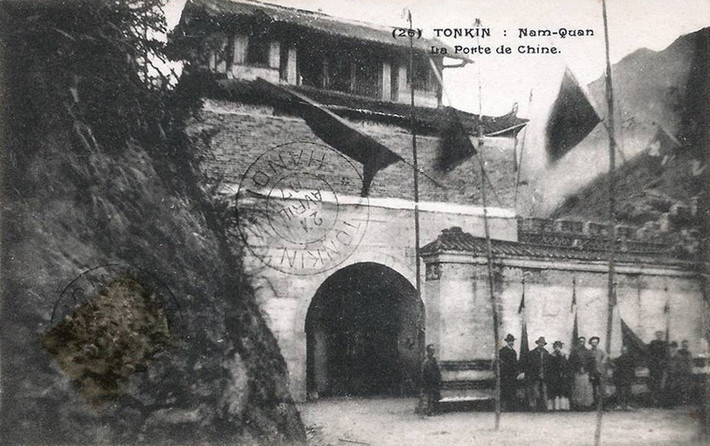 Theo các hiệp định mà Pháp ký với Nhà Thanh năm 1887 và 1895 thì đường biên giới xích xuống phía Nam của Ải Nam Quan. Kể từ đó, Ải Nam Quan nằm trong lãnh thổ Trung Quốc. Ảnh: Phong cảnh quanh Ải Nam Quan. Năm 1965, Quốc vụ viện CHND Trung Hoa phê chuẩn đổi tên Trấn Nam Quan thành Hữu Nghị Quan. Tên gọi này được sử dụng đến ngày nay. Ảnh: Trấn Nam Quan nhìn từ phần đất thuộc Trung Quốc, cuối thế kỷ 19.