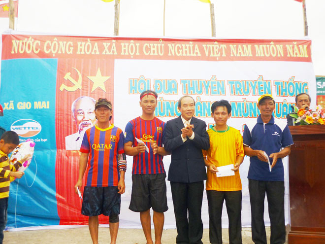 Trao giải thưởng cho các đội đoạt giải.