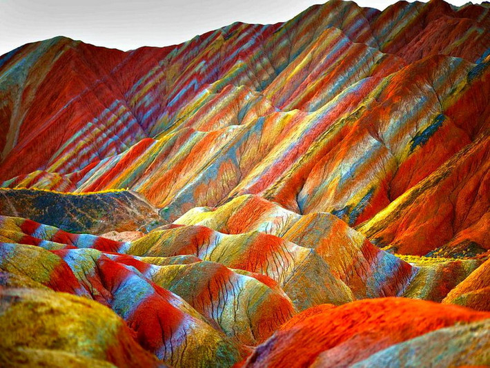 Nhưng không, đây là khung cảnh có thật 100% tại vùng núi Đan Hà (Danxia) ở tỉnh Cam Túc, Trung Quốc.
