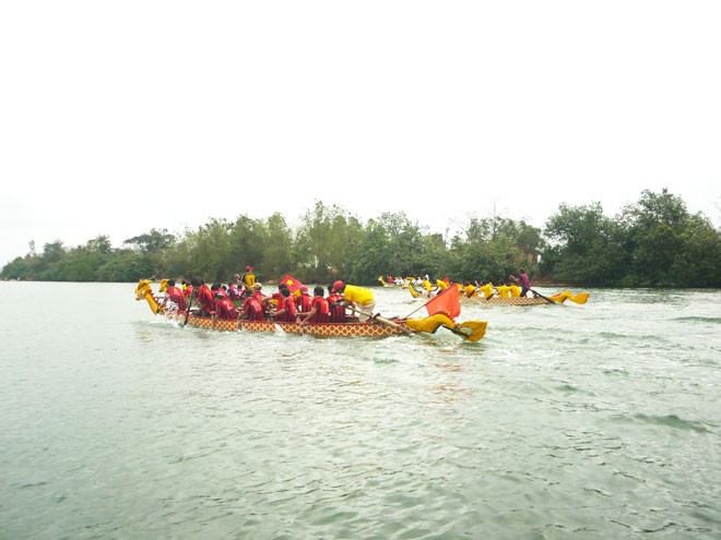 Các thuyền đua ăn nhau “pha lộn vè”.