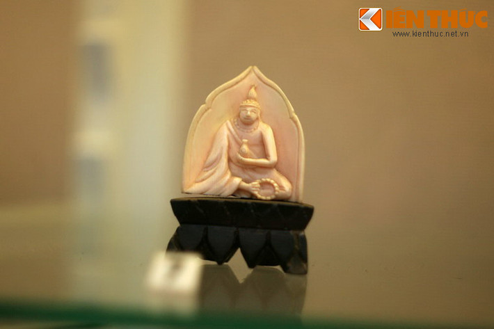 Phù điêu tu sĩ bằng ngà, đầu thế kỷ 20.
