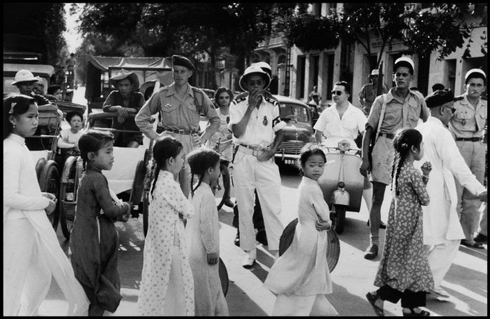 Lính Pháp chờ trẻ em qua đường ở Hà Nội, 23/5/1954.