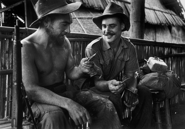 Hai binh sĩ Pháp vừa được Việt Minh trao trả trò chuyện với nhau ở Luang Prabang, 5/1954.