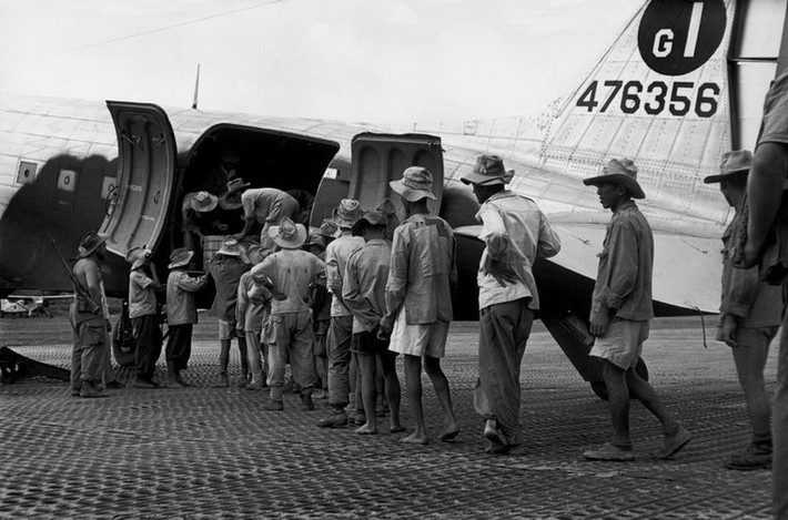 Bốc dỡ hàng hóa tại căn cứ không quân Pháp ở Nam Định, 5/1954.