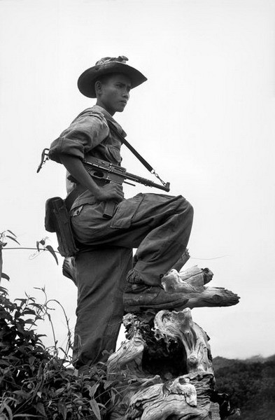 Một người lính Việt canh gác tại căn cứ Pháp ở Nam Định, 5/1954.