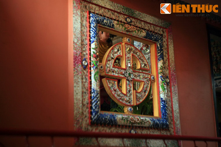 Vẻ đẹp của các tác phẩm gốm sứ để lại ấn tượng sâu đậm trong lòng du khách đến thăm chùa...
