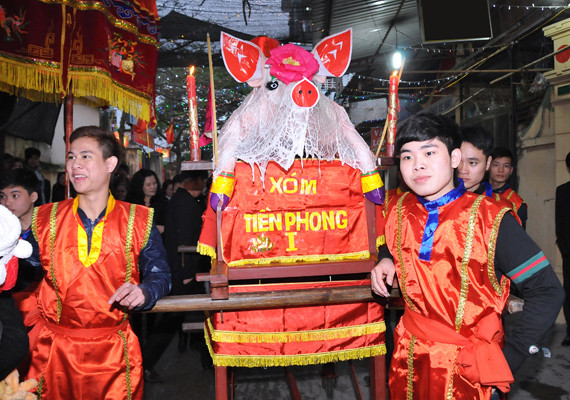 Hàng năm cứ vào ngày 13 tháng Giêng Âm lịch, làng La Phù, huyện Hoài Đức, Hà Nội lại tổ chức lễ hội rước “ông” lợn. Vào lễ hội này, tất cả các thôn xóm trong làng đều sửa lễ để ra đình cúng tế một vị thần hoàng làng, nguyên là một bộ tướng có công dưới thời vua Hùng. Lễ vật là một “ông” lợn to và đẹp nhất, được mổ và để nguyên con, sau đó trang trí thật đẹp mắt, được đưa vào đình cúng tế và dự thi. “Ông” lợn của xóm nào to và đẹp nhất sẽ đạt giải nhất. Tháp tùng các “ông” lợn đi thi là các đội múa rồng, múa sư tử, đội nhạc lễ và nhiều đội múa khác.