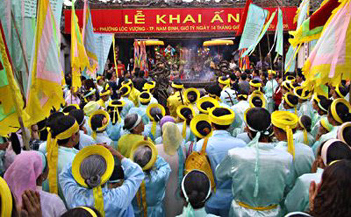 Lễ khai ấn đền Trần Nam Định là một trong những tập tục đẹp được gìn giữ từ lâu đời. Nghi lễ này bắt đầu được tiến hành vào năm 1239 của triều đại nhà Trần để tế tiên tổ. Theo sử sách, tại phủ Thiên Trường, khi vào lễ, vua Trần sẽ mở tiệc chiêu đãi và phong chức cho những quan quân có công. Những năm kháng chiến chống Nguyên - Mông sau đó, lễ khai ấn bị gián đoạn cho tới năm 1262 được Thượng hoàng Trần Thánh Tông cho mở lại. Ngày nay, lễ khai ấn diễn ra vào ngày 14 – 15 tháng Giêng song hành cùng nhiều hoạt động văn hoá phong phú, độc đáo.
