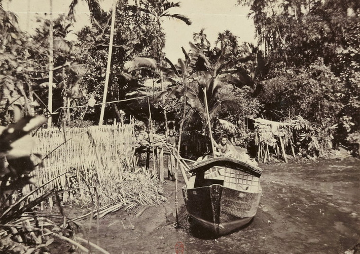 Làng ven sông ở Nam Kỳ khi thủy triều xuống.