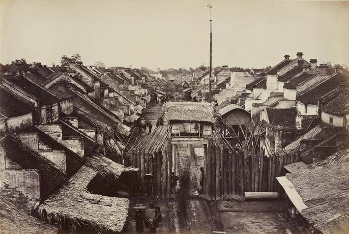 Phố Hàng Chiếu ở Hà Nội.