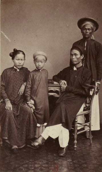 Gia đình lãnh binh Tân.