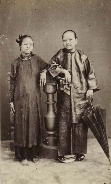 Một phụ nữ An Nam (trái) đứng cạnh phụ nữ người Hoa.