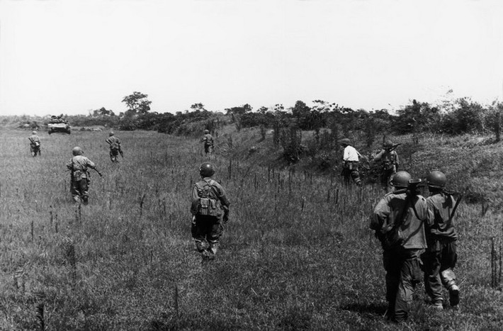 Một trong những bức ảnh cuối cùng của Robert Capa, chụp trên đường từ Nam Định đi Thái Bình, ít phút trước khi ông tử nạn vì trúng mìn, 25/5/1954.