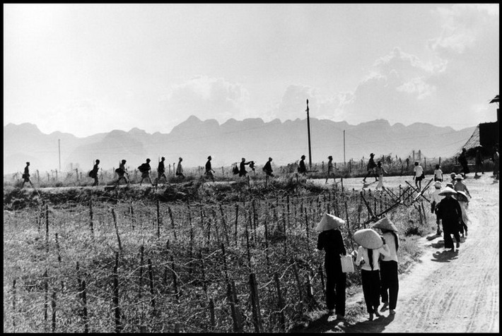 Dân làng di chuyển trên một con đường ở Nam Định, 5/1954.