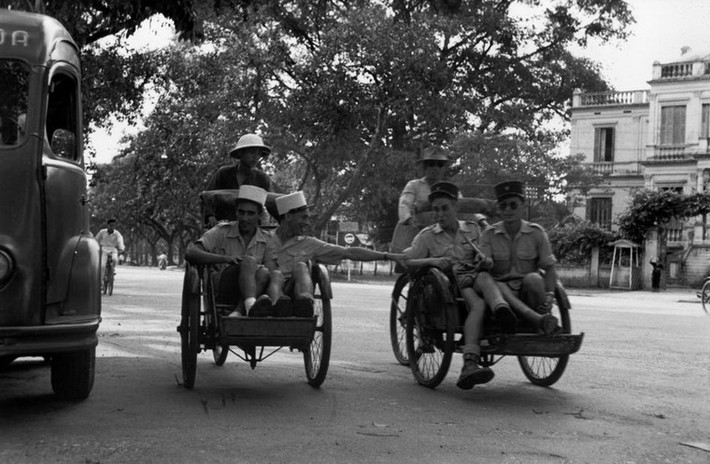Lính Pháp ngồi xích lô dạo phố phường Nam Định, 5/1954.