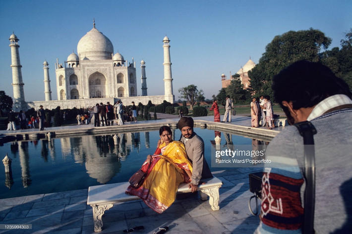 Cặp đôi chụp ảnh lưu niệm ở lăng Taj Mahal, công trình kiến trúc nổi tiếng của thành phố Agra, bang Uttar Pradesh.