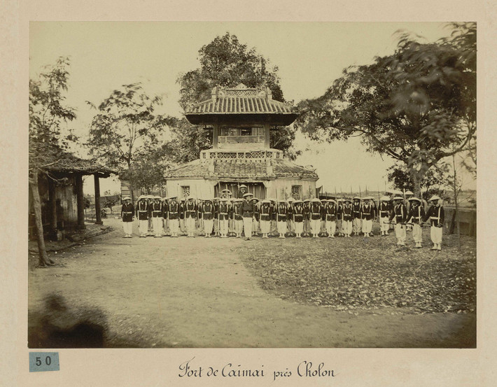Binh lính xếp hàng trong trại lính Aux Mares (thành Ô Ma) ở Sài Gòn thập niên 1860-1870. Vị trí thành này ngày nay nằm trong lô đất được bao quanh bởi các đường Nguyễn Thị Minh Khai, Nguyễn Văn Cừ, Nguyễn Trãi, Cống Quỳnh. Ảnh: Émile Gsell.