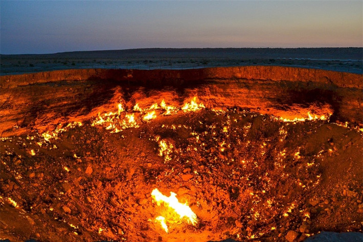 Miệng núi lửa Darvaza ở Turkmenistan còn được biết đến với cái tên “cánh cửa dẫn tới địa ngục”, là một trong những địa điểm có một khung cảnh về tận thế đẹp nhất trên thế giới.