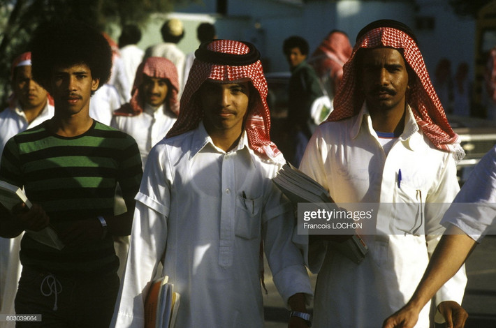 Các sinh viên bước đi trên phố, Ả Rập Saudi năm 1980. Ảnh: Francois Lochon/ Getty Images.