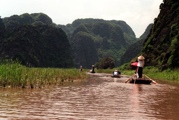 Cảnh sắc thiên nhiên ấn tượng tại danh thắng Tam Cốc, Ninh Bình, Việt Nam thập niên 1990. Ảnh: Michael Crabtree/ Getty Images.