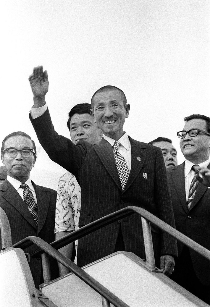 Phải nhiều năm sau, Hiroo Onoda mới quen dần với cuộc sống ở quê nhà. Ông viết và xuất bản cuốn tự truyện “Cuộc chiến 29 năm không đầu hàng của tôi”.