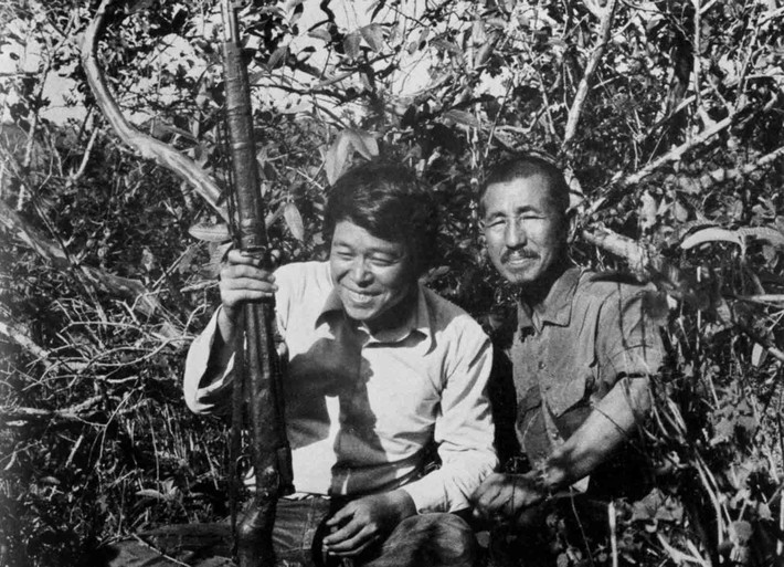 Đã nhiều lần Onoda gặp tai họa, như bị dã thú tấn công và bị ốm đau. Ông tự vệ bằng súng và phải tự tìm các loại lá cây và rễ cây để chữa bệnh.