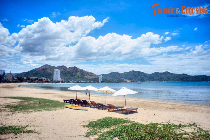 5. Khánh Hòa là tỉnh có những vịnh biển đẹp bậc nhất Việt Nam, là một địa danh du lịch biển mà du khách quốc tế không thể bỏ qua. Tâm điểm thu hút sự chú ý ở Khánh Hòa là Nha Trang, thành phố trải dài bên bờ vịnh Nha Trang hiền hòa. Ảnh: Một góc bờ biển Nha Trang.