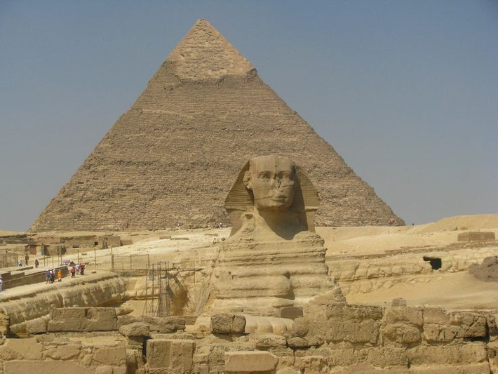 Khufu nhiều khả năng đã lên ngôi trong độ tuổi 20 và ngay lập tức bắt tay vào xây dựng kim tự tháp. Toàn bộ công trình này mất khoảng 23 năm để hoàn thành.
