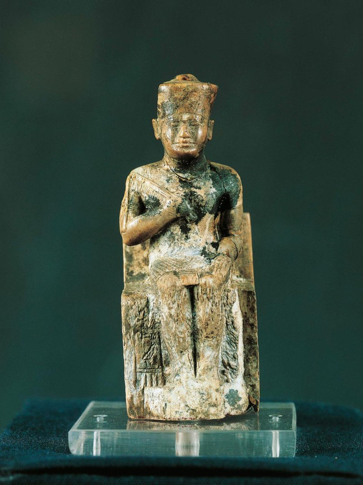 Tuy nhiên, cuốn Westcar Papyrus, một thư tịch cổ của Ai Cập, lại miêu tả Khufu là một vị vua phương Đông truyền thống với các đức tính tốt bụng, hòa nhã với quần thần, quan tâm đến bản chất sự tồn tại của con người và ma thuật.