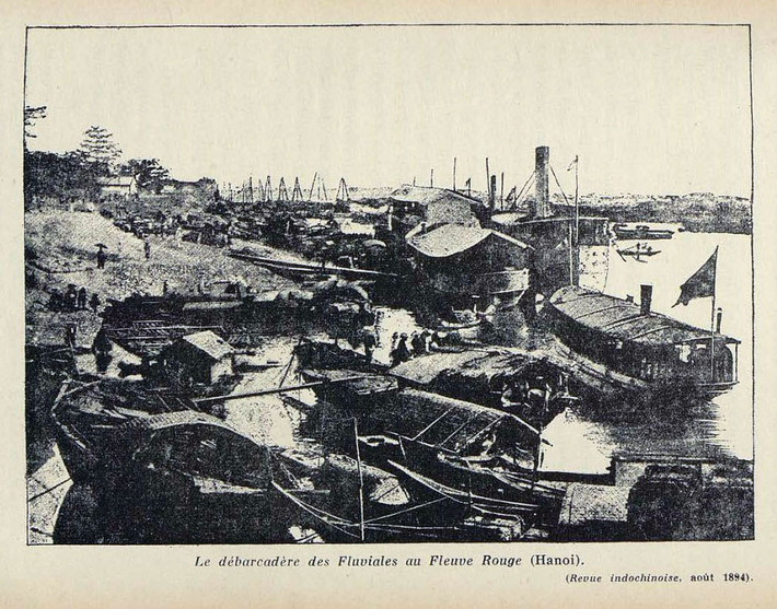 Tàu của hãng vận tải đường sông Messageries Fluviales ở bến sông Hồng, Hà Nội năm 1894.