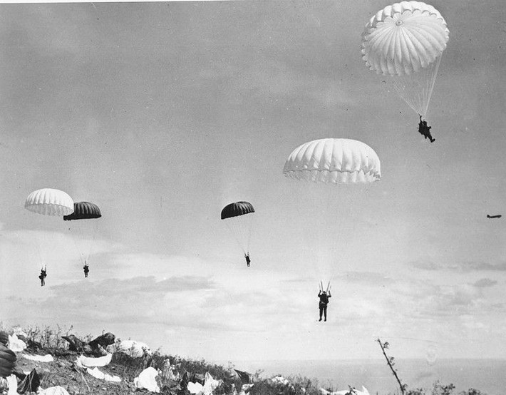 Corregidor là một hòn đảo cửa vịnh Manila, án ngữ lối vào thủ đô Philippines bằng đường biển. Tháng 2/1945, sau trận Luzon, lính dù Mỹ đã ồ ạt đổ bộ vào Corregidor nhằm chiếm hòn đảo này.