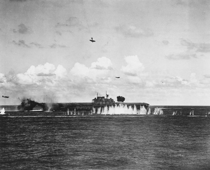 Sáng hôm đó, máy bay xuất phát từ USS Hornet đã gây hư hỏng nặng cho tàu sân bay Shokaku và tàu tuần dương Chikuma của Nhật. Hai tàu tuần dương Nhật khác cũng bị máy bay của USS Hornet tấn công.